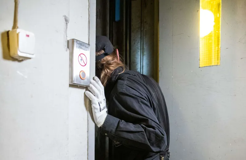 Elektriker kollar i ett hisschakt